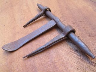 Cerrojo antiguo de forja centenaria, 20.5 cm.