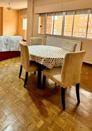 Mesa extensible y 4 sillas a juego