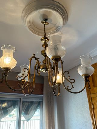 Lámpara de techo dorada y transparente