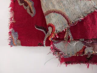Tessuto rosso con ricami floreali