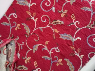 Tessuto rosso con ricami floreali