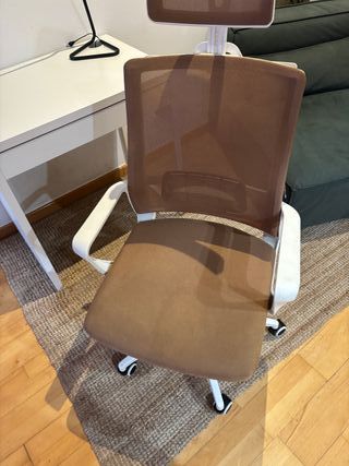 Escritorio IKEA MICKE + Silla SKLUM Marrón