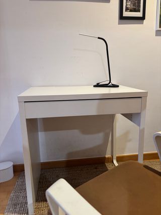 Escritorio IKEA MICKE + Silla SKLUM Marrón