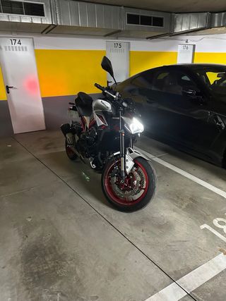 Kawasaki Z900 A2 Plata y Rojo