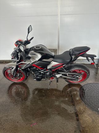 Kawasaki Z900 A2 Plata y Rojo