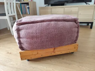 Puff de tela  + soporte de madera con ruedas.