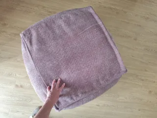 Puff de tela  + soporte de madera con ruedas.