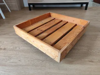 Puff de tela  + soporte de madera con ruedas.