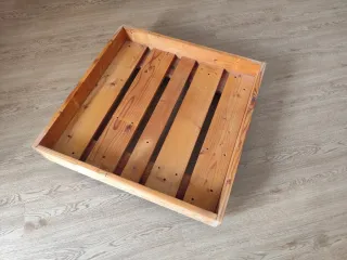 Puff de tela  + soporte de madera con ruedas.