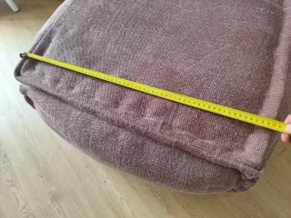Puff de tela  + soporte de madera con ruedas.