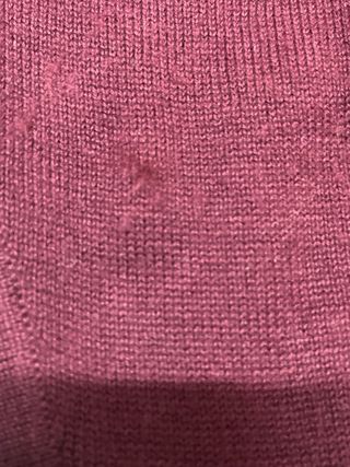 Jersey granate con detalle blanco.