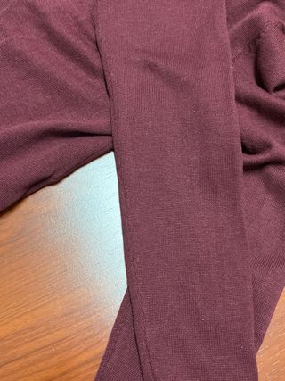 Jersey granate con detalle blanco.