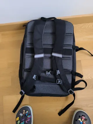 Mochila de viaje negra y gris