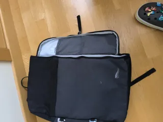 Mochila de viaje negra y gris