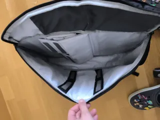 Mochila de viaje negra y gris