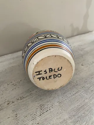 Jarrón de cerámica pintado a mano