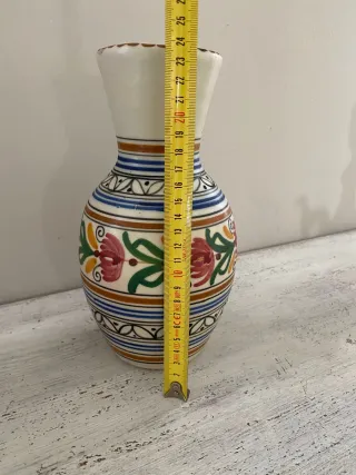 Jarrón de cerámica pintado a mano