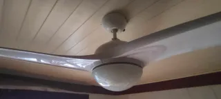 Ventilador de techo blanco con luz