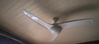 Ventilador de techo blanco con luz