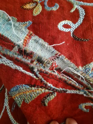 Tessuto rosso con ricami floreali