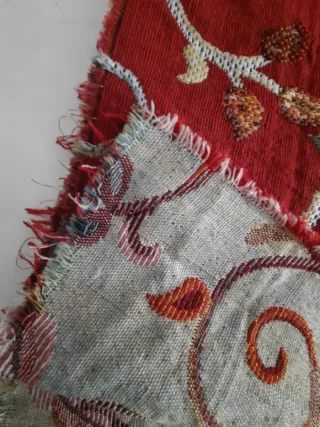 Tessuto rosso con ricami floreali