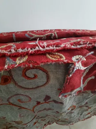 Tessuto rosso con ricami floreali