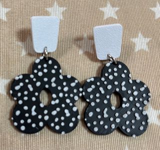 Pendientes flor blanco y negro