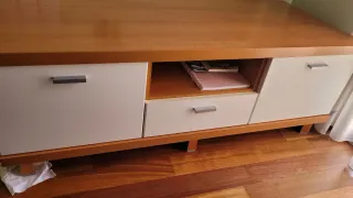 Mueble TV madera y blanco con estantería alta