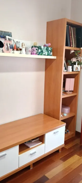Mueble TV madera y blanco con estantería alta