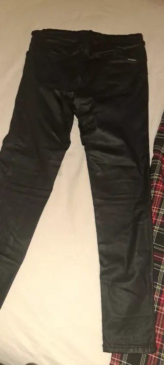 Dos pantalones. Precios de los dos.