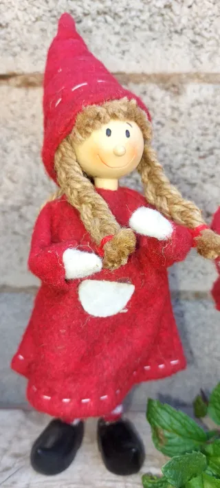 Figuras de tela con gorro rojo