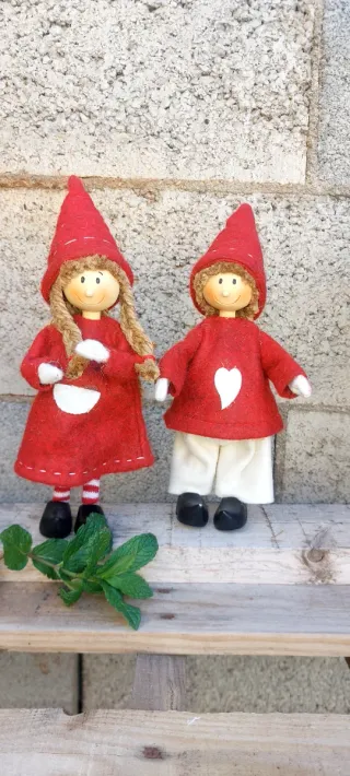Figuras de tela con gorro rojo