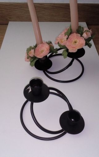 2 Candelabros Metal con Velas Rosas
