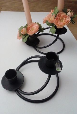 2 Candelabros Metal con Velas Rosas