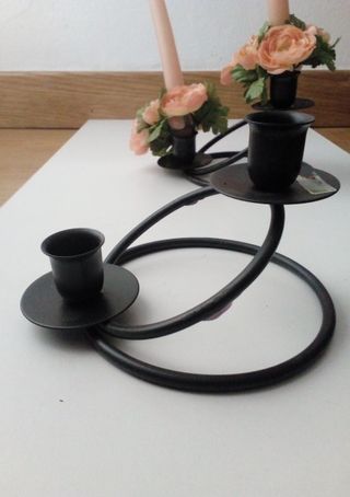 2 Candelabros Metal con Velas Rosas