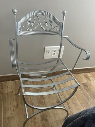 Silla de hierro plateada