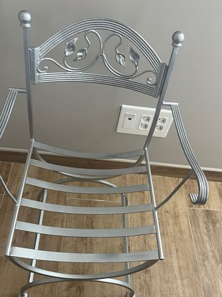 Silla de hierro plateada