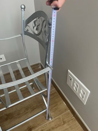 Silla de hierro plateada