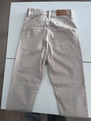 Pantalón Stradivarius beige talla 34