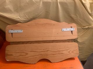 Perchero de madera clásico con balda superior