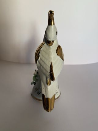 Jarrón de porcelana blanco y dorado