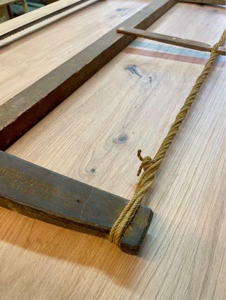 Sierra de arco antigua de madera