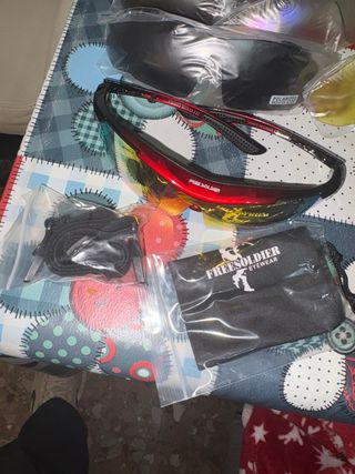 Gafas deportivas multicolor y rojas