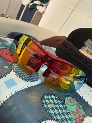 Gafas deportivas multicolor y rojas