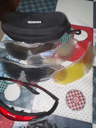 Gafas deportivas multicolor y rojas