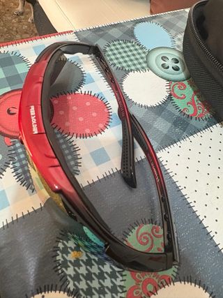 Gafas deportivas multicolor y rojas