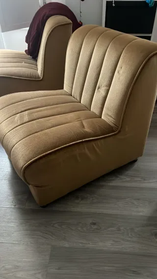 Sillón bajo de terciopelo dorado