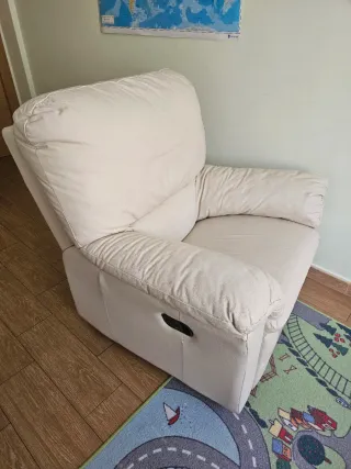 Sillón balancín de piel flor, color blanco