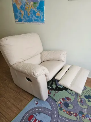 Sillón balancín de piel flor, color blanco