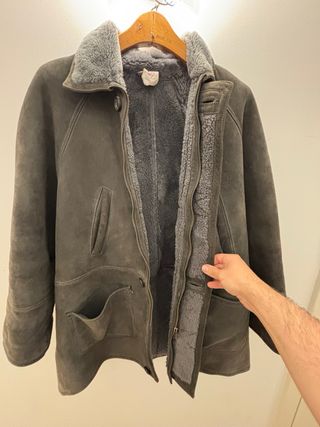Abrigo de piel gris.